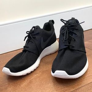 Nike women’s Running Shoe 👟 NEVER WORN